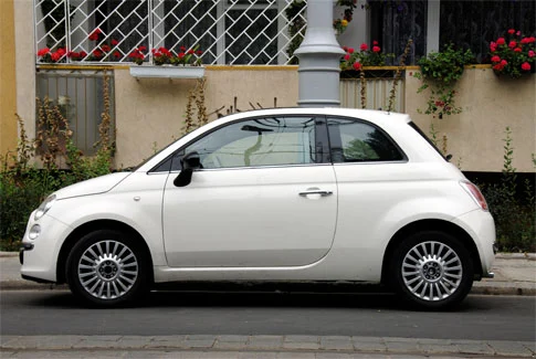 weißer Fiat 500 – Beispiel für Gebrauchtwagenankauf Graben-Neudorf